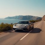 Supercars et îles grecques : roadtrip entre routes côtières, mythologie et panoramas égéens