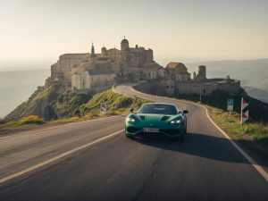 Supercars et routes de la Géorgie : roadtrip entre Caucase, monastères perchés et panoramas sauvages