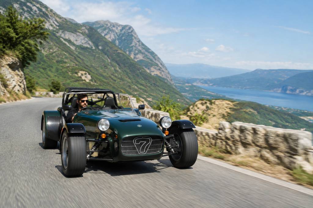 Caterham location : explorez les plus belles routes de France au volant d’une sportive d’exception