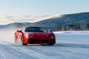 Lapland ice driving : le guide ultime pour un roadtrip en supercar sur glace en Laponie