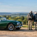 Chemin de Compostelle seniors : conseils pour préparer votre pèlerinage en voiture de collection